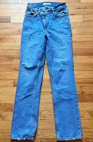 ABERCROMBIE & FITCH 90’s Ultra High‎ Rise Curve Love Asymmetrical Jeans size 24 thumbnail 1