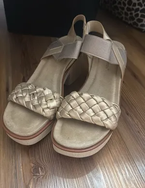 Pierre Dumas Wedges Gold thumbnail 1