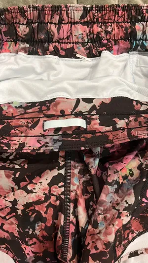 Lululemon Shorts Hotty Hot 4" Size 6 thumbnail 4