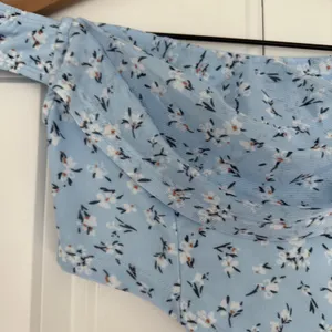 Princess Polly Jackson Blue Floral NWT 4 Off the Shoulder crop top Handkerchief thumbnail 9
