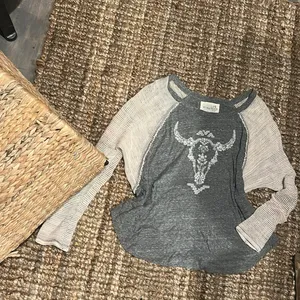 Free People We The Free Bull Skull Embroidered Raglan Long Knit Sleeve Gray Top Size Medium thumbnail 2