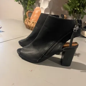 Celia Stylish black heeled booties with a modern and elegant design 👠 Perfect to elevate any outfit, whether casual or dressy. Featuring a comfortable block heel and side zipper for easy wear, these booties are both chic and practical. 💫 Sleek and versatile black design 👠 Comfortable block heel 🔒 Easy side zipper ✨ Perfect for day or night looks 📏 Size: Women’s 8 💖 Worn only once — in great condition ⚠️ Small minor scuff (shown in photos), barely noticeable thumbnail 5