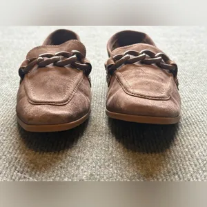 Steve Madden Beige Famed Suede Leather Slip On Loafer Chain Accents thumbnail 5