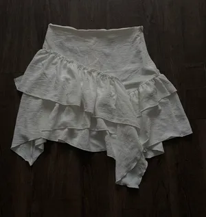 NWT ZARA WHITE RUFFLED ASYMMETRICAL MINI SKIRT thumbnail 1