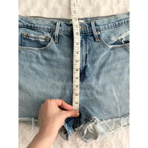 Good American Light Wash Denim 90s Cut Off Distressed Raw Hem Summer Shorts 4 thumbnail 7
