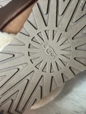 UGG Women’s Slippers thumbnail 3