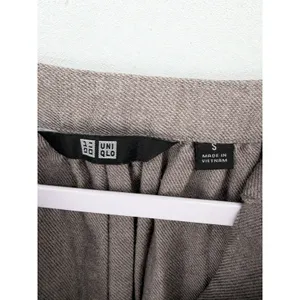 Uniqlo‎ Womens Blouse Brown Taupe Gathered V-Neck Long Sleeve Small thumbnail 4