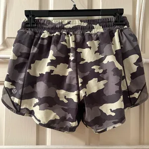 Lululemon Hotty Hot Shorts 4” Low Rise Size 6 Heritage 365 Camo Crispin Green thumbnail 2