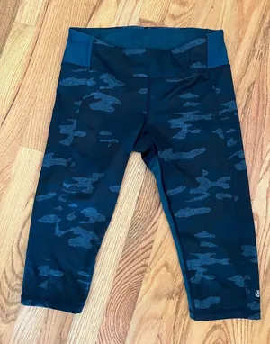 Lululemon Clip In Crops Lotus Camo‎ Oil Slick Blue/ Alberta Lake 8 thumbnail 1