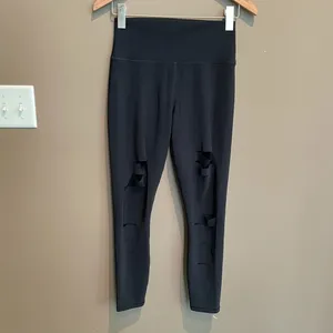 Alo Yoga High Waisted Ripped Warrior Legging in Black‎ Size Medium thumbnail 8
