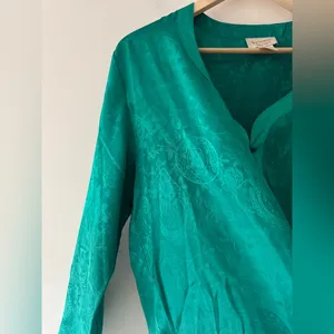 Victoria's Secret Gold Label Vintage Green Patterned 100% Silk Night‎ Shirt thumbnail 6