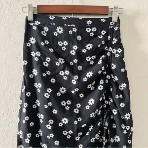 Hollister Black & White Floral High-Rise Cinched Midi Skirt thumbnail 2