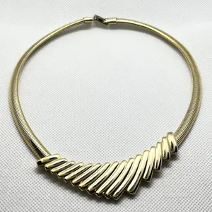 VTG NWOT 1980s Polished Gold Tone Ribbed Chevron Shaped Pendant Choker Necklace thumbnail 1