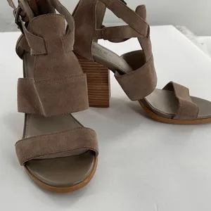 Hinge size 7.5 taupe leather zipper back 4” heeled sandals. thumbnail 3