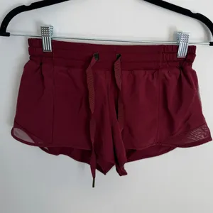 Lululemon Hotty Hot Short 2.5" size 4 thumbnail 3