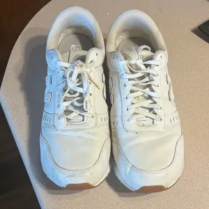 New Balance White Low-Top Leather Sneakers thumbnail 2