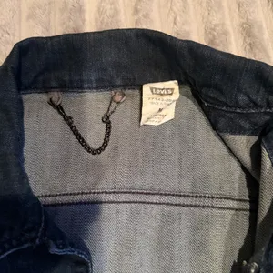 80s/90s Retro Levis Women Dark Wash Denim Trucker Jacket Zipper‎ Cuffs Size M thumbnail 3
