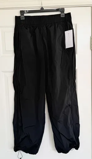 Athleta Pantalon Rise Pants NWT Black Size Small S Windbreaker Water Proof thumbnail 1