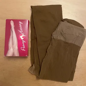 B2-3 Hooters Girl Uniform Peavey Pantyhose Suntan Ultra Footed Size D thumbnail 1