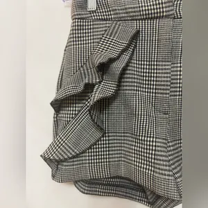 Zara Basic‎ Collection Womens Ruffle Shorts Black/White Print Size Medium thumbnail 2