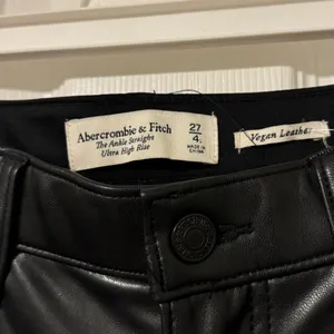 Abercrombie & Fitch The Ankle Straight Ultra High Rise Leather Pants Size 27 / 4 thumbnail 4