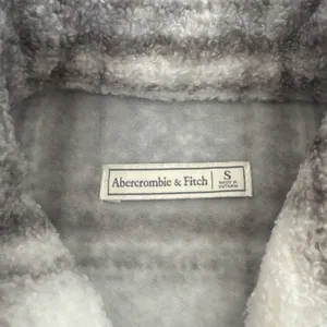 Abercrombie & Fitch plaid sherpa shacket thumbnail 4