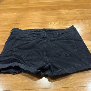 Old Navy women’s boyfriend distressed mid rise short size 16. thumbnail 8