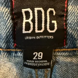 BDG Urban Outfitters Distressed Mom Jeans 29 Light Wash High Rise Raw Hem Blue thumbnail 3