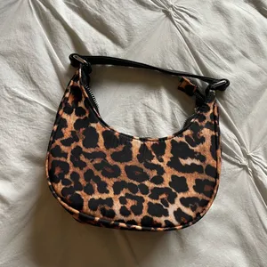 ⚠️SOLD⚠️Mini cheetah bag Black thumbnail 1