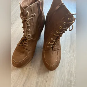 Bold and Beautiful: Platform Heeled Boots for Women thumbnail 4