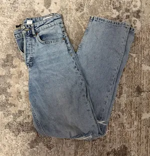 H&M High Waisted Jeans thumbnail 1
