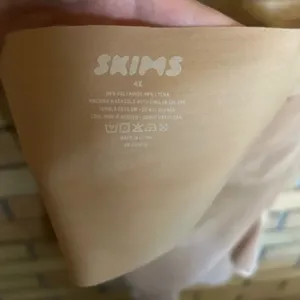 NWT SKIMS Barely There Shapewear Silky Bodysuit Open Back Thong Clay Size 4X thumbnail 5
