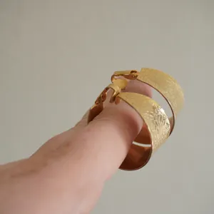 Vintage Gold Tone Textured Wide Clip On Hoop Earrings Floral Pattern Retro Boho‎ thumbnail 3