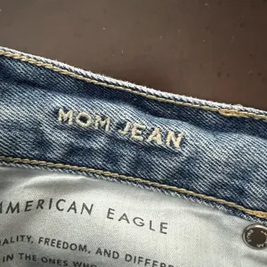 American Eagle‎ Mom Jeans Women's 8 Short Distressed High Rise Straight Leg Blue thumbnail 10