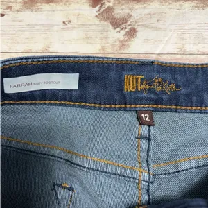 Kut from the Kloth Farrah Baby Bootcut Jeans Size 12 Dark Wash Denim thumbnail 4