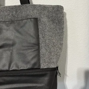 DSW Gray Textured Felt Weekender Tote‎ Travel Bag With Compartment 18x16x7 in thumbnail 2