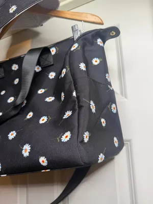 NWOT Alice + Olivia Black Daisy Print Weekender tote bag and matching hat thumbnail 3