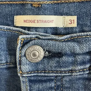 Levis Wedgie Straight Jeans Womens Size 31x28 Distressed Button Fly Medium Wash thumbnail 6