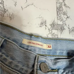 Levi’s low pro straight jeans light wash distressed Sz 32‎ thumbnail 7