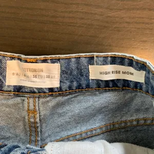Cotton On High Rise Mom Denim Shorts Medium Wash Blue Size 4 US Frayed Hem thumbnail 5