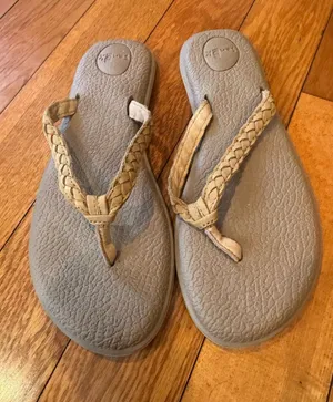 Sanuk Yoga Braid Leather Flip Flops Tan Beige Size 10 EUC thumbnail 1