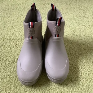 Tommy Hilfiger rain booties- easy to pull on / off - NEW condition ☔️☔️ thumbnail 7