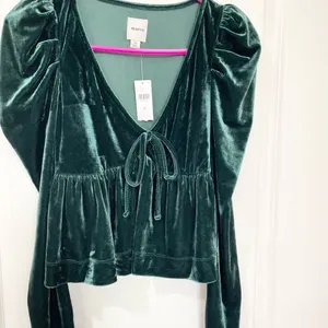 NWT Anthropologie Dark Green Maeve Velvet Babydoll top size XS. thumbnail 3