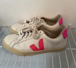 VEJA Sneakers thumbnail 1