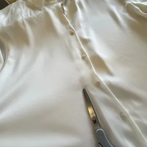 Uniqlo Womens Satin Long Sleeve Button Down Blouse Cream Off White 461887 Small thumbnail 8