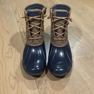 🍁 NEW Sperry Navy & Brown Water Resistant Leather Saltwater Duck Boot Size 10 thumbnail 3