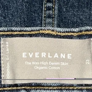 Everlane The Way High Denim Jean Skirt Size 23 High Waist Minimalist Med Wash‎ thumbnail 6