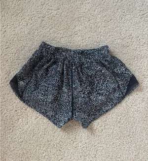 Lululemon Hotty Hot 2.5" Shorts thumbnail 2