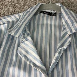 Boohoo Womens Pajama Set Size 2 Blue White Striped Shirt Shorts Sleepwear Lounge thumbnail 3