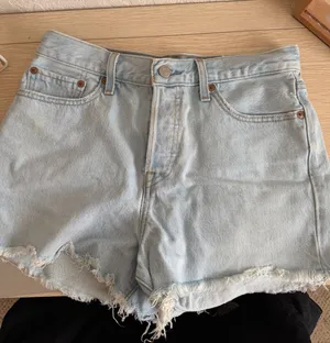 Levi's High rise mom short thumbnail 1